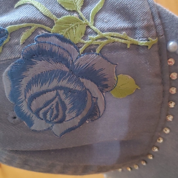 Time and Tru Women’s Cap with Rose - Picture 7 of 8
